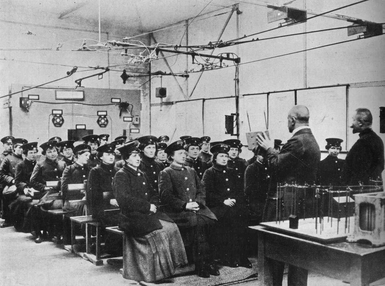 Tyske kvinder bliver uddannet som sporvejsarbejdere i Berlin, 1915 af Unbekannt