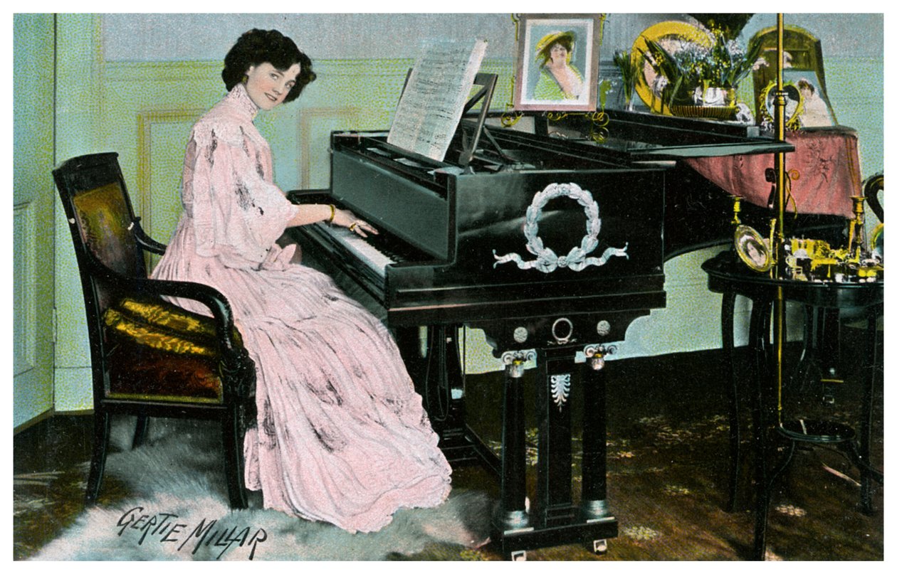 Gertie Millar, britisk skuespillerinde og sangerinde, der spiller klaver, c1890-1909 af Unbekannt