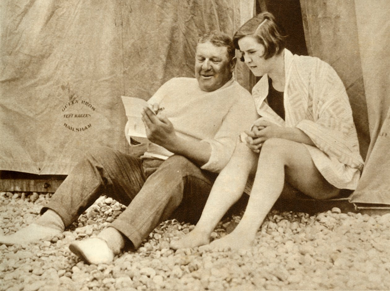 Gertrude Ederle modtager råd fra sin træner Jabez Wolff, 1926, 1935. af Unbekannt