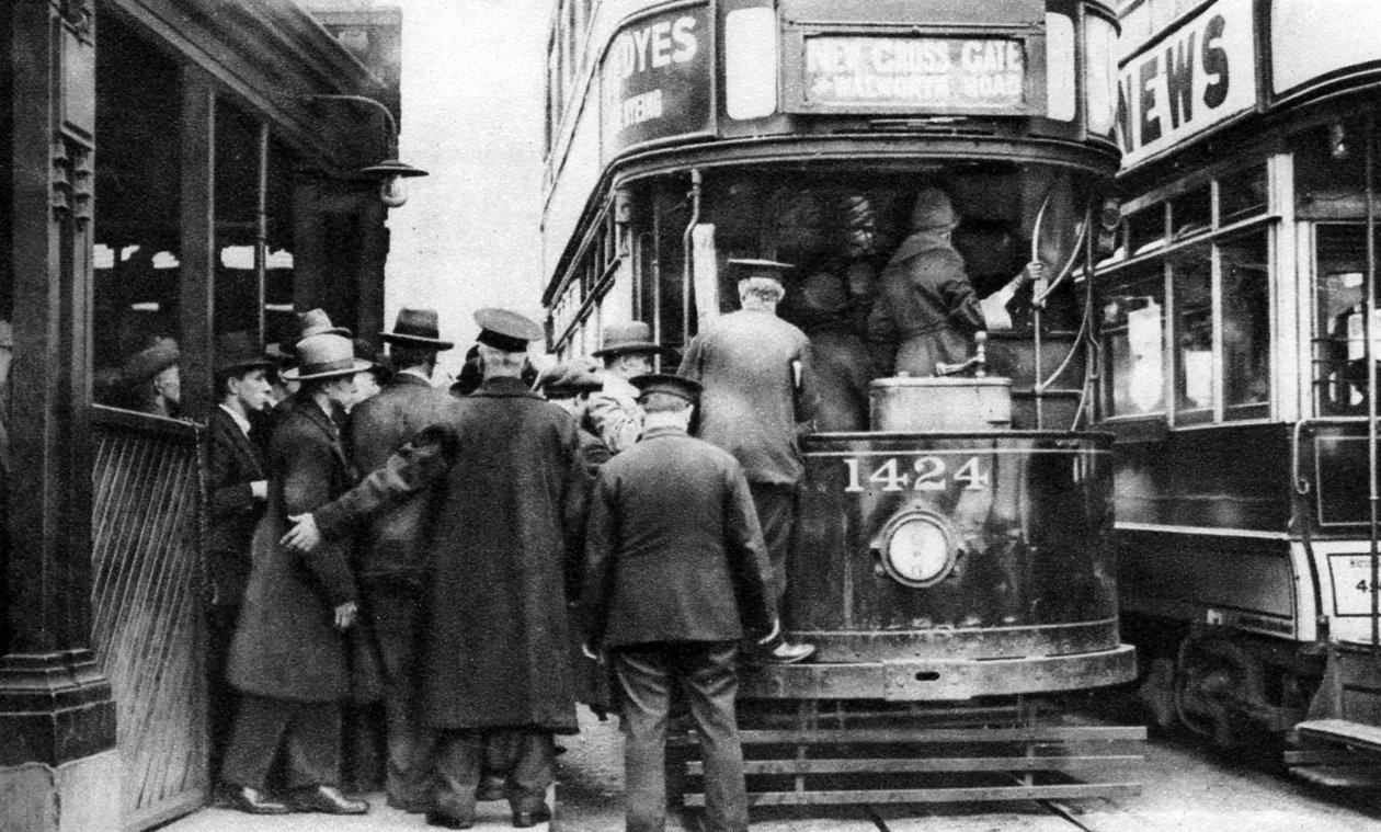 At komme på en sporvogn i Blackfriars, London, 1926-1927 af Unbekannt
