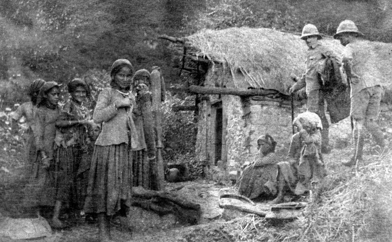 Piger og britiske soldater, Chakrata hills, Indien, 1917 af Unbekannt