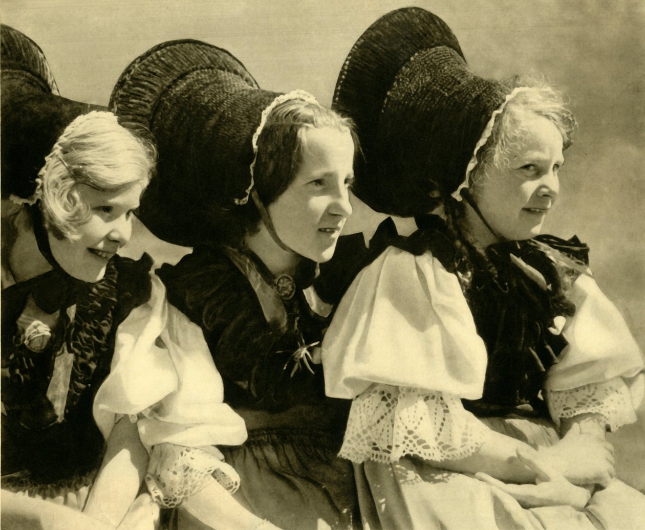Piger i traditionel kostume, Vorarlberg, Østrig, c1935. af Unbekannt