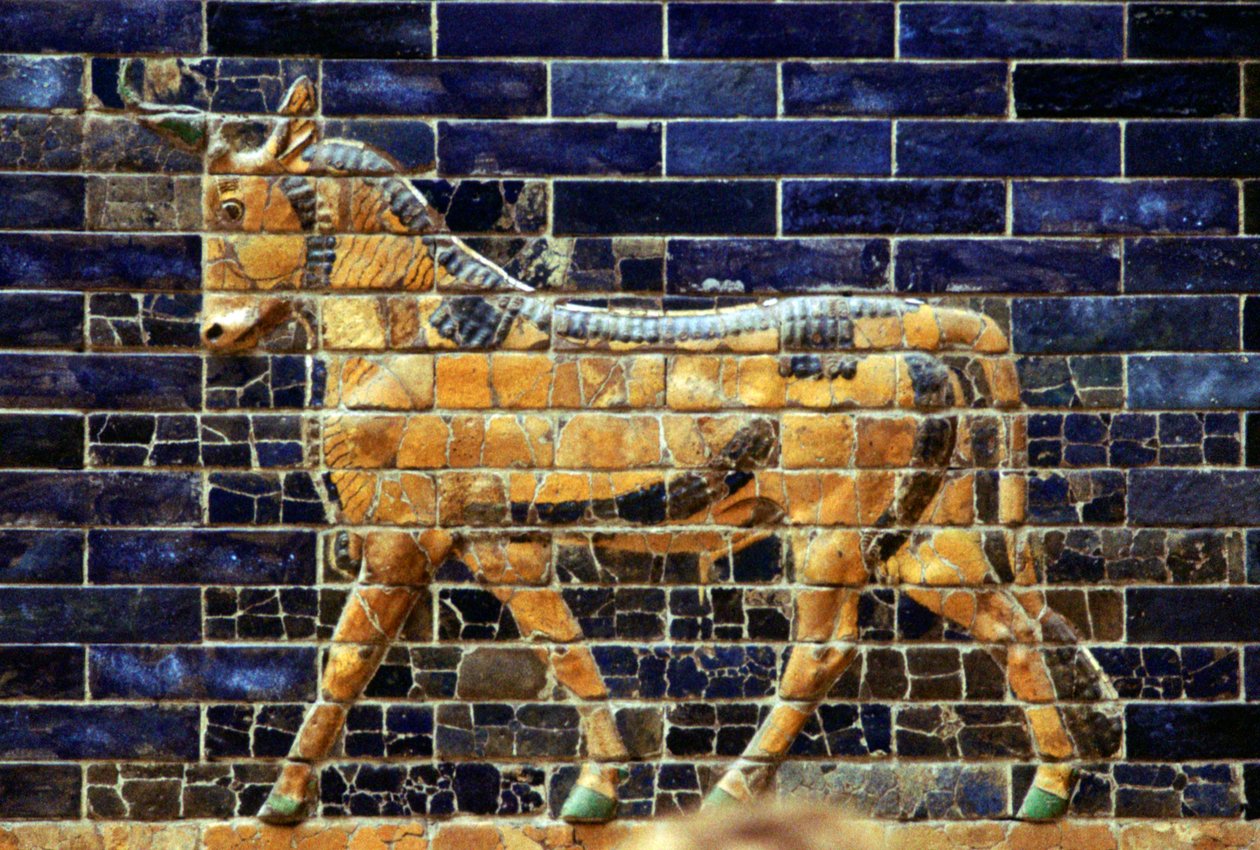 Glaseret murstensrelief af en tyr på den hellige vej, der fører til Ishtar-porten, Babylon, c580 f.Kr. af Unbekannt
