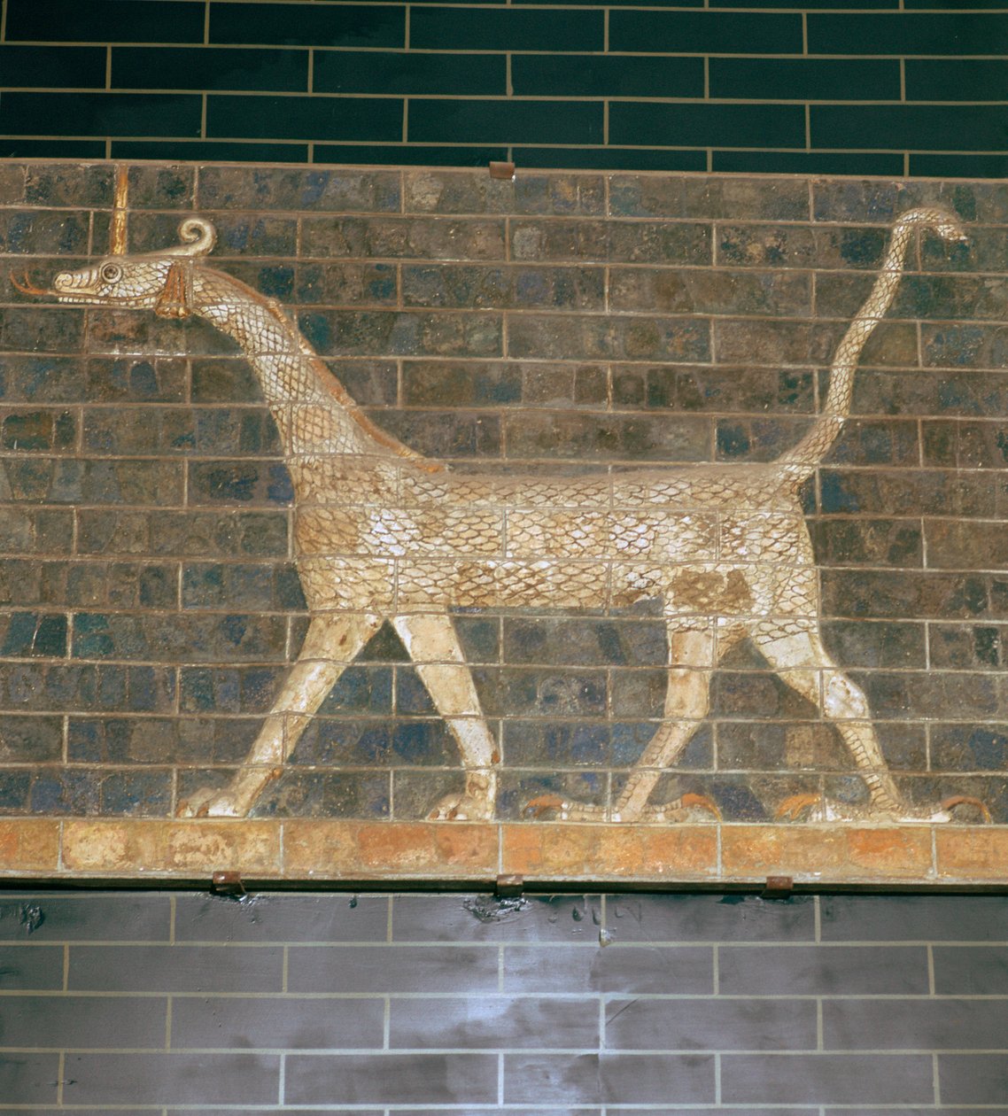 Glaseret murstenrelief af en Mushrushu på Ishtar -porten, 7. århundrede f.Kr. af Unbekannt
