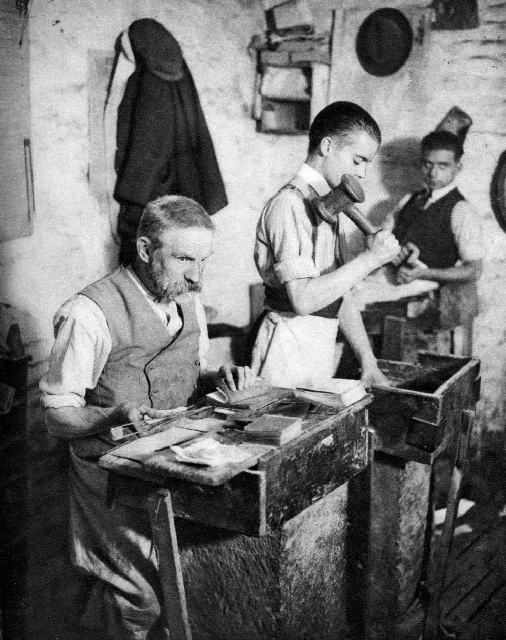 Guldslåning i et London-værksted, 1926-1927 af Unbekannt