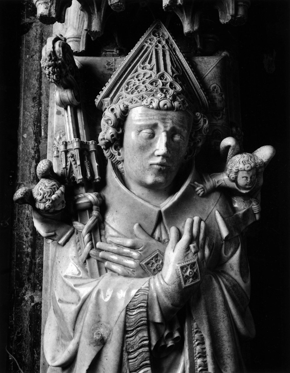 Gotisk kunst: Eveque Hugues de Chatillon (død 1352), marmorskulptur tilskrevet mesteren af Rieux (aktiv omkring 1330-1350), detaljer om hovedet og hans hænder. Cathedrale Notre Dame, Saint Bertrand de Comminges (Haute Garonne). af Unbekannt