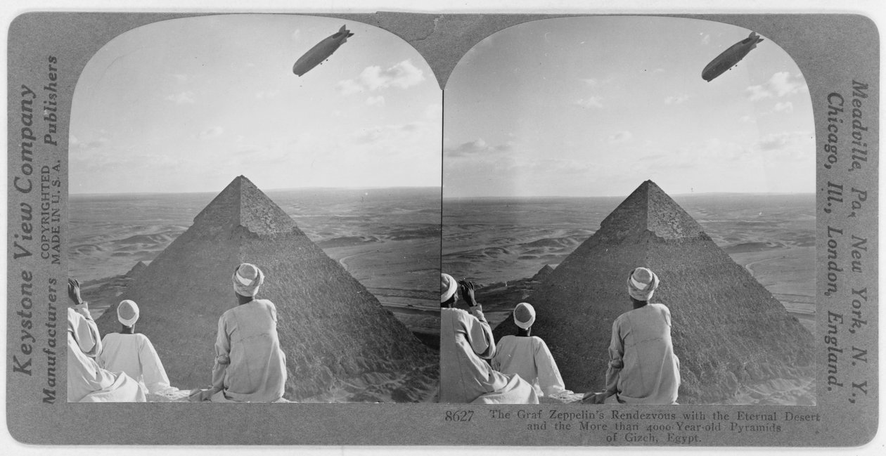 Graf Zeppelin over pyramiderne i Giza, ca. 1930 (stereograf) af Unbekannt