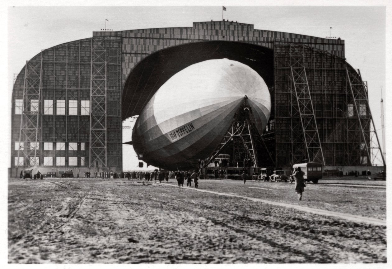 Graf Zeppelin fastgjort til den mobile ankermast, Lakehurst, New Jersey, USA, 1930, 1933 af Unbekannt