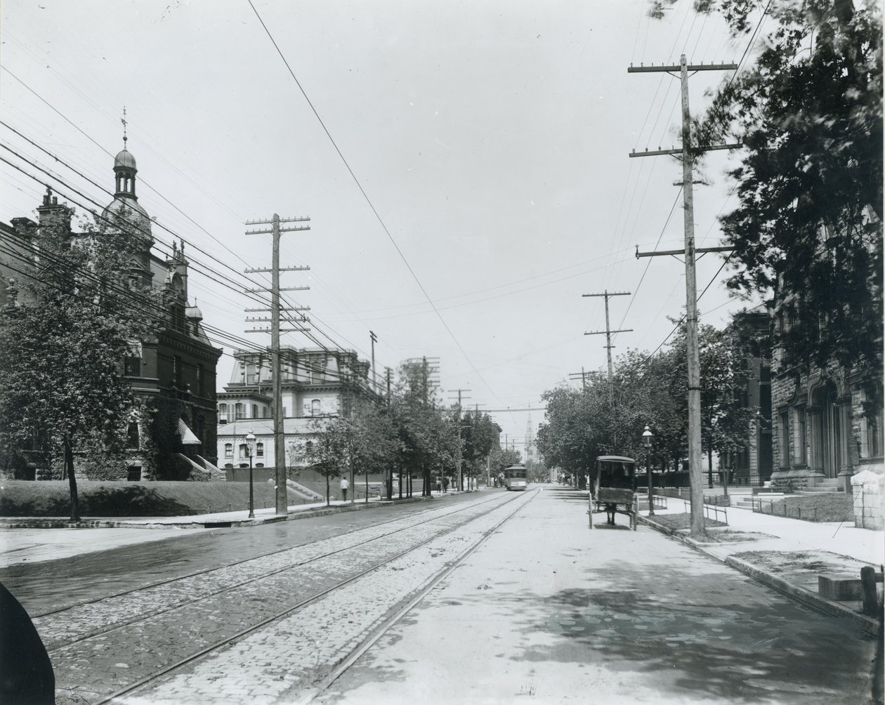 Grand Avenue nord fra Washington Avenue. Tredje baptistkirke til højre. University Club til venstre, tidligere residens for George W. Allen. af Unbekannt