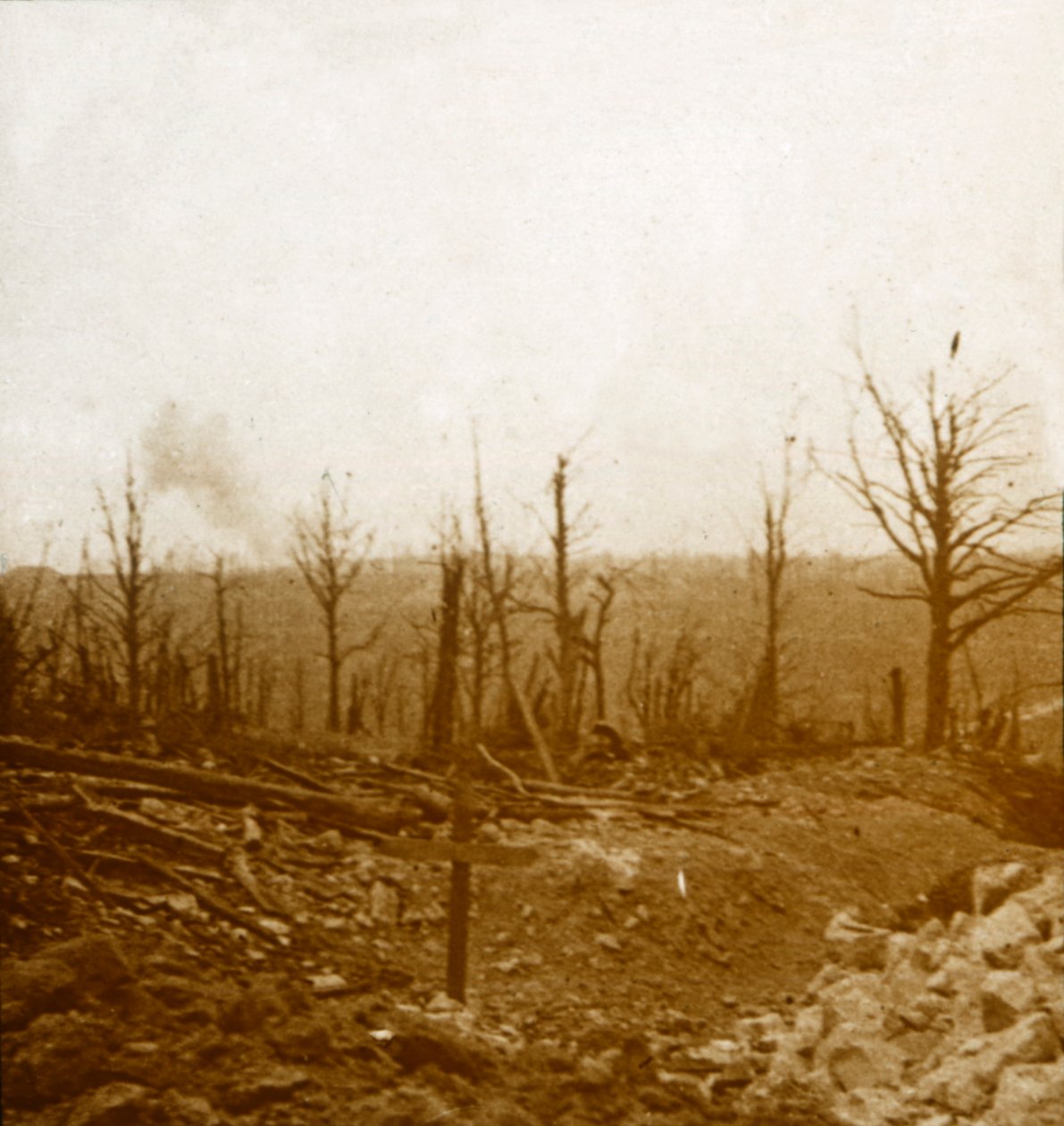 Grave og bombardement, Fleury, Frankrig, c1914-c1918 af Unbekannt