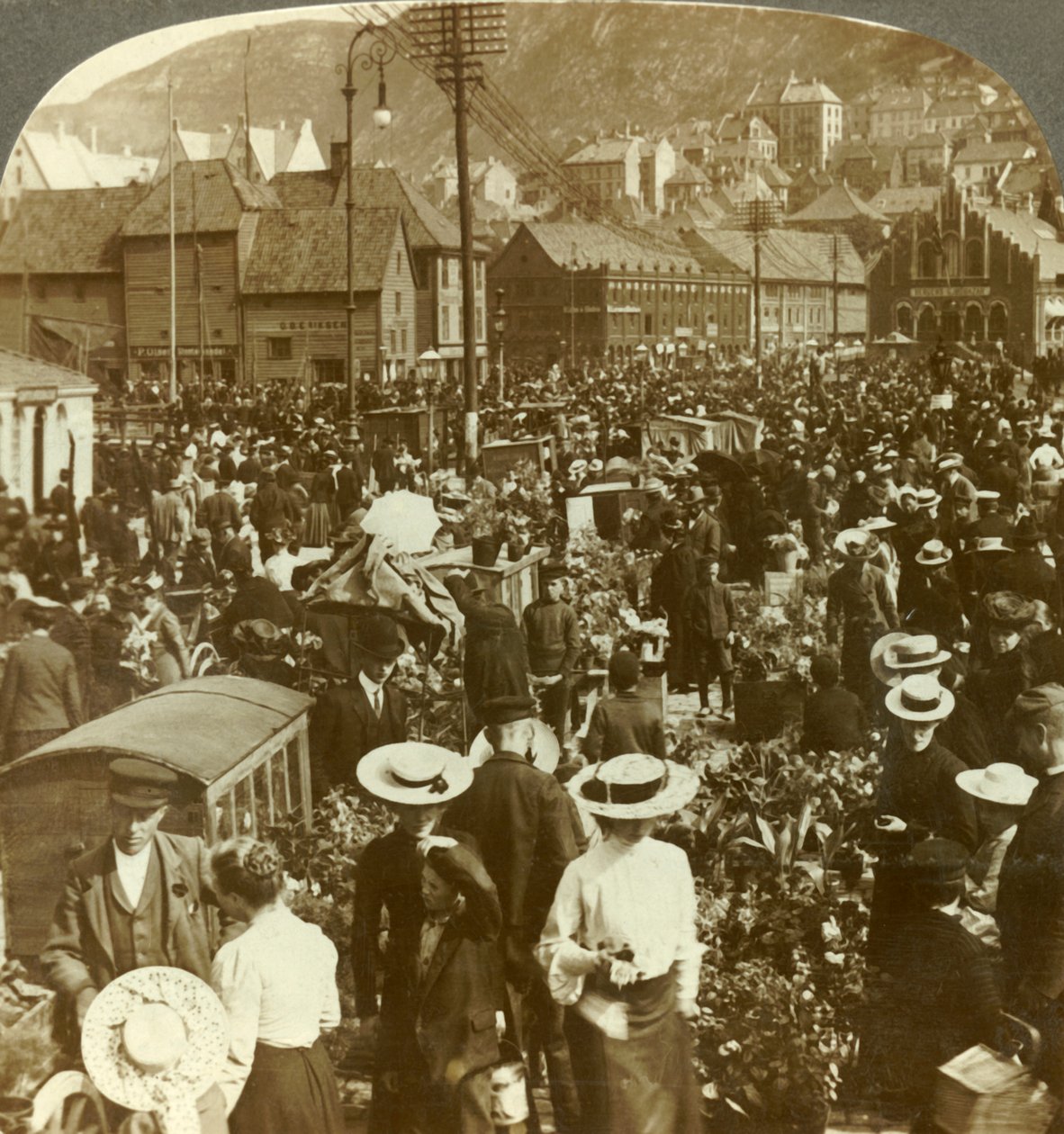 Stor markedsplads i travle Bergen, blomstermarkedet N. til fiskemarkedet, Norge, c1905. af Unbekannt