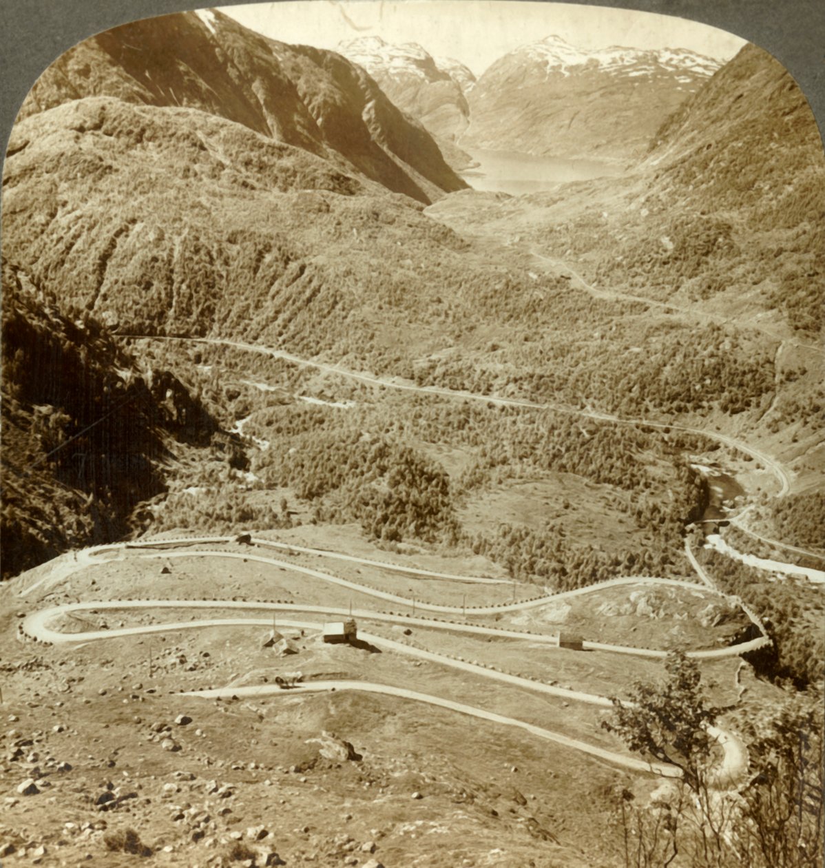 Store zigzag-sløjfer af vej ned fra Dyreskardpasset - vestpå til Roldalsøen, Norge, c1905. af Unbekannt