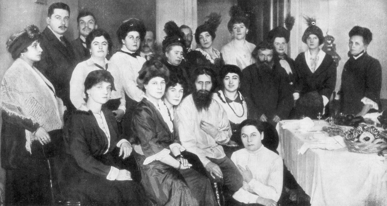 Grigori Rasputin og en gruppe kvinder, 1917 af Unbekannt