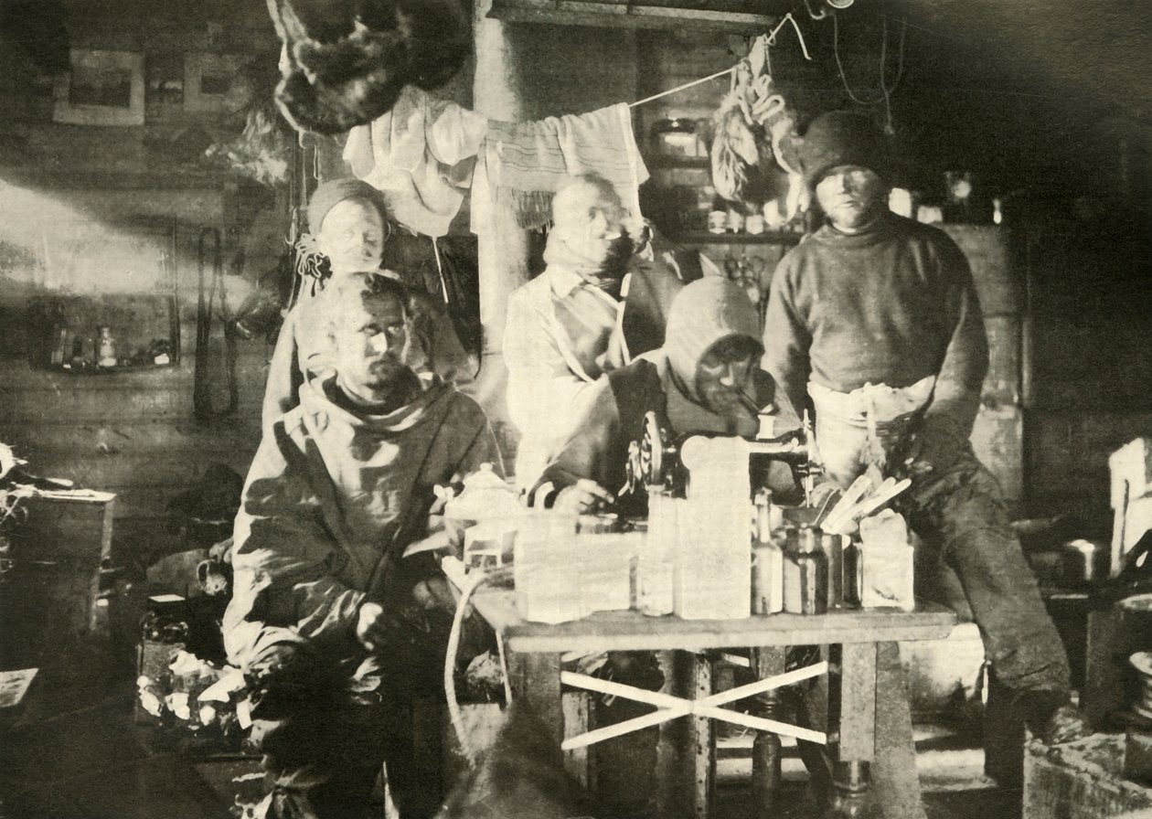 Gruppe i hytten om sommeren: Joyce ved symaskinen, 1908, 1909. af Unbekannt