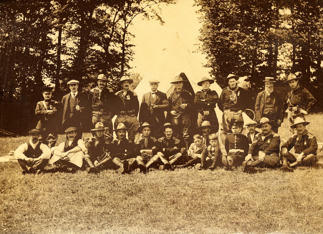 Gruppe af mænd i uniform foran en tipi, Buckinghamshire, 1913. af Unbekannt