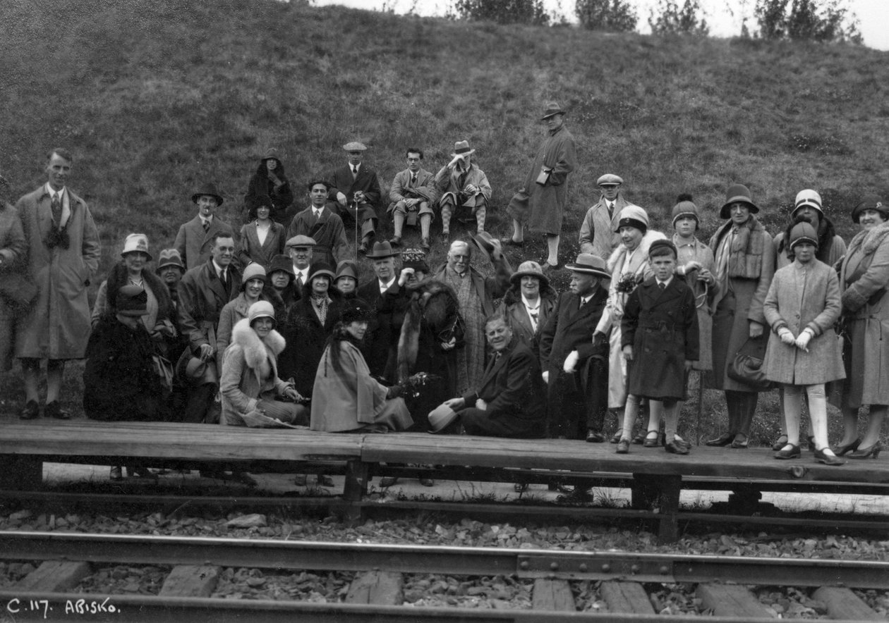 Gruppe af turister på en jernbaneperron, Abisko, Nordsverige, 1929 af Unbekannt