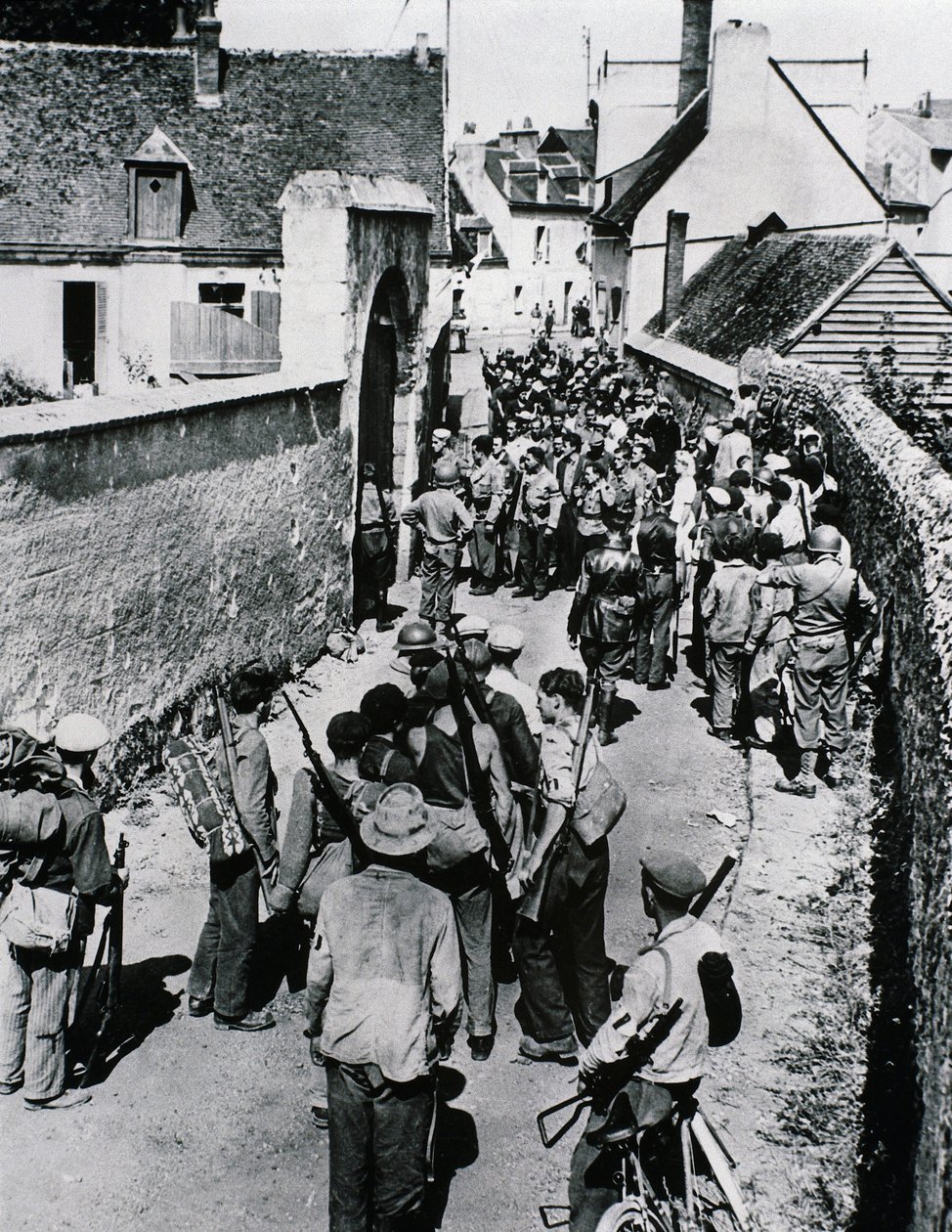 Grupper af franske modstandskæmpere venter på uddeling af våben i et hus, juli 1944 (s/h foto) af Unbekannt