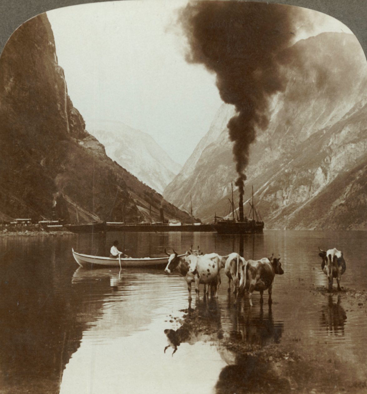 Gudvangens udsigt over Nærfjorden, hvor havet når langt ind blandt bjergene, Norge, af Unbekannt