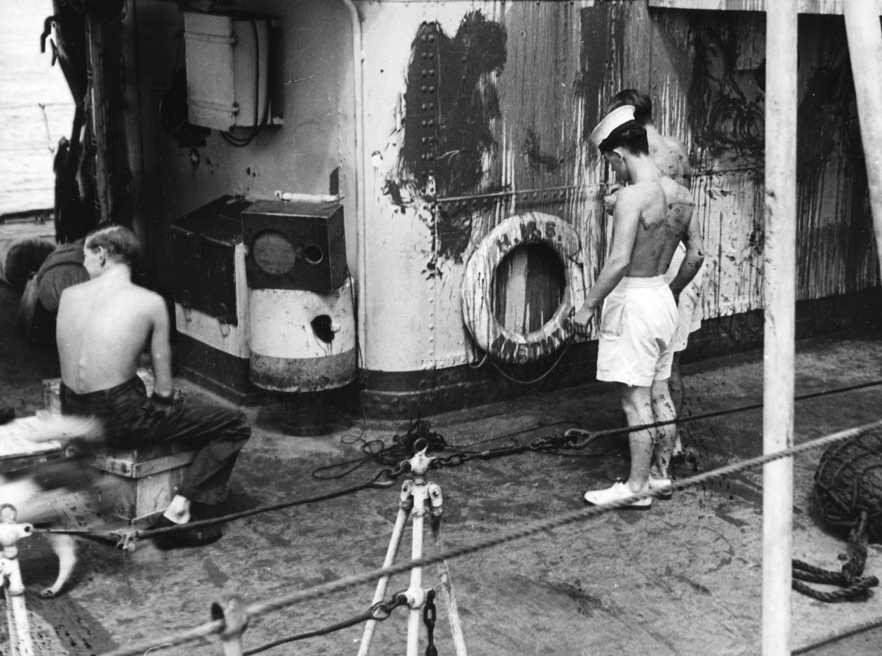 HMS Amethyst, efter aktion på Yangtze-floden, 20. april 1949 af Unbekannt