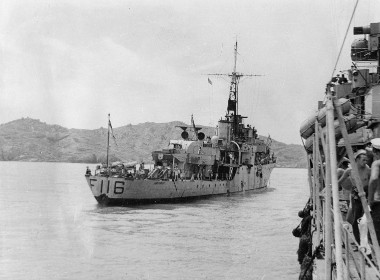 HMS Amethyst, efter aktion på Yangtze-floden, 20. april 1949 af Unbekannt