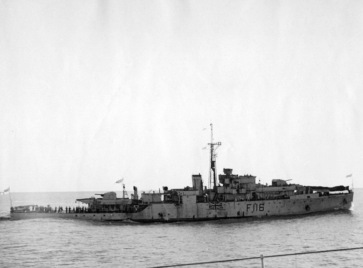 HMS Amethyst, efter aktion på Yangtze-floden, 20. april 1949 af Unbekannt