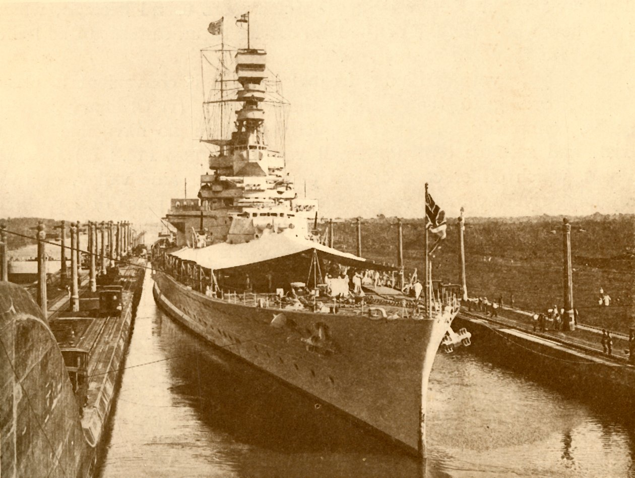 H.M.S. Berømthed passerer gennem Panamakanalen med hertugen og hertuginden af York om bord, c1930 af Unbekannt