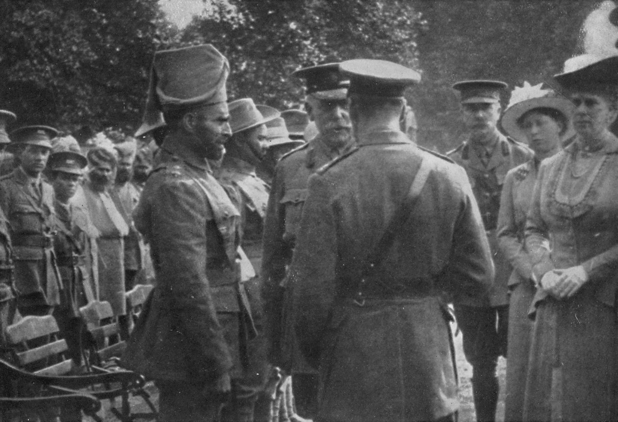 H.M. Kong George V taler med Sir Walter Lawrence og Mir Dast, V.C., 25. august 1915, 1939 af Unbekannt