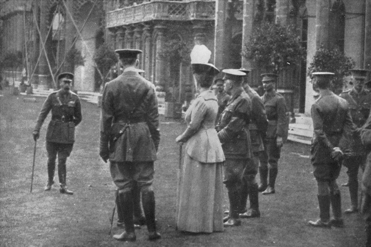 H.M. Kong George V og Queen Mary på de østlige græsplæner, 25. august 1915, 1939 af Unbekannt