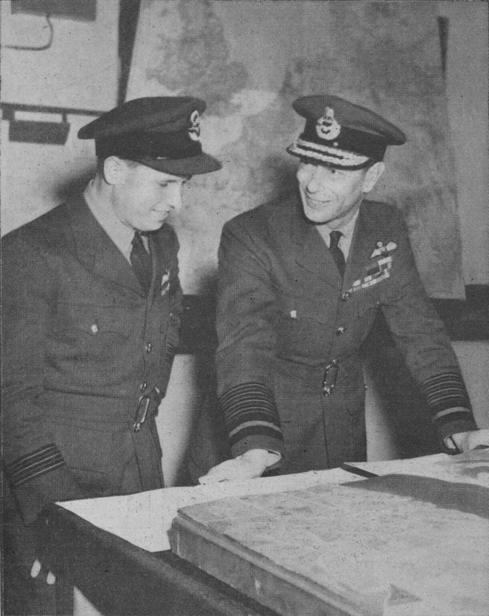 H.M. Kongen lærer detaljer om R.A.F. raid på Ruhr-dæmningerne den 17. maj 1943, 1943-44 af Unbekannt
