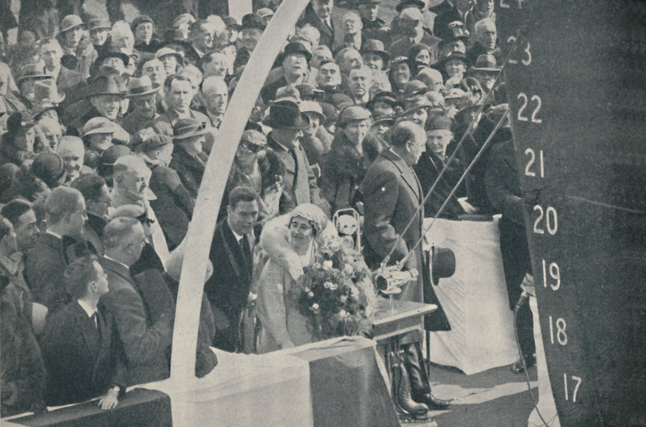 HKH Hertuginde af York med Duke of York, lancering af Strathmore den 4. april 1935, 1936 af Unbekannt