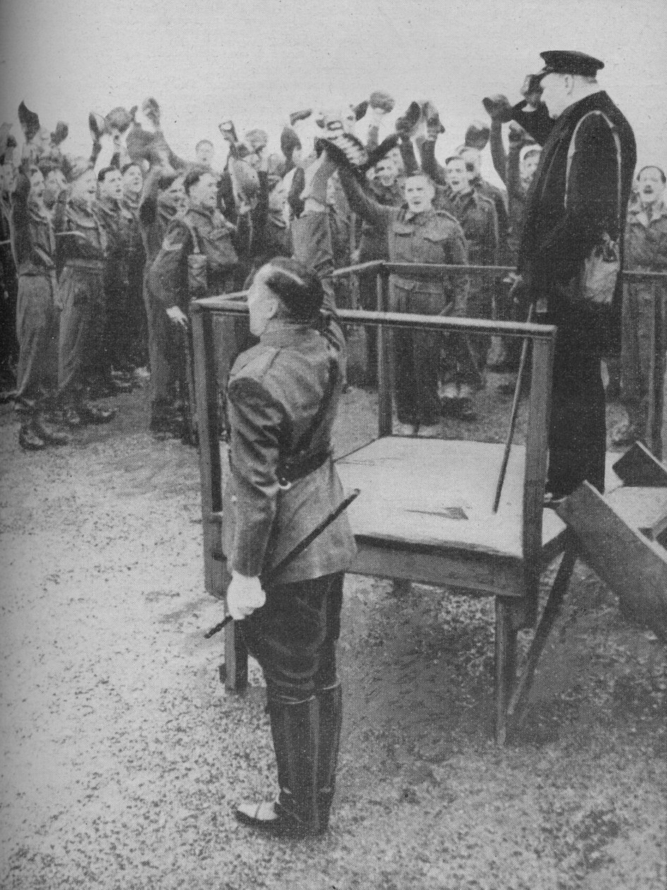 Hyldet af de nye mænd fra hans gamle regiment, 1941. af Unbekannt
