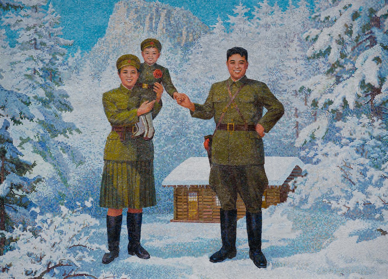 Lykkelig familie. Kim Il-sung og hans kone Kim Jong-suk med sønnen Kim Jong-Il, 1960