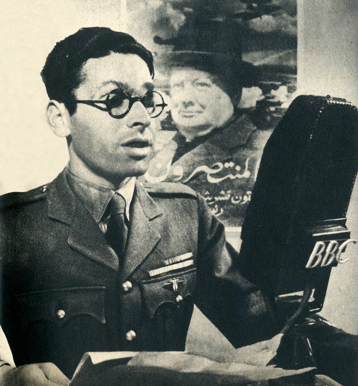 Han læser nyhederne på marokkansk arabisk. Medlem af den kæmpende franske hær, 1942. af Unbekannt