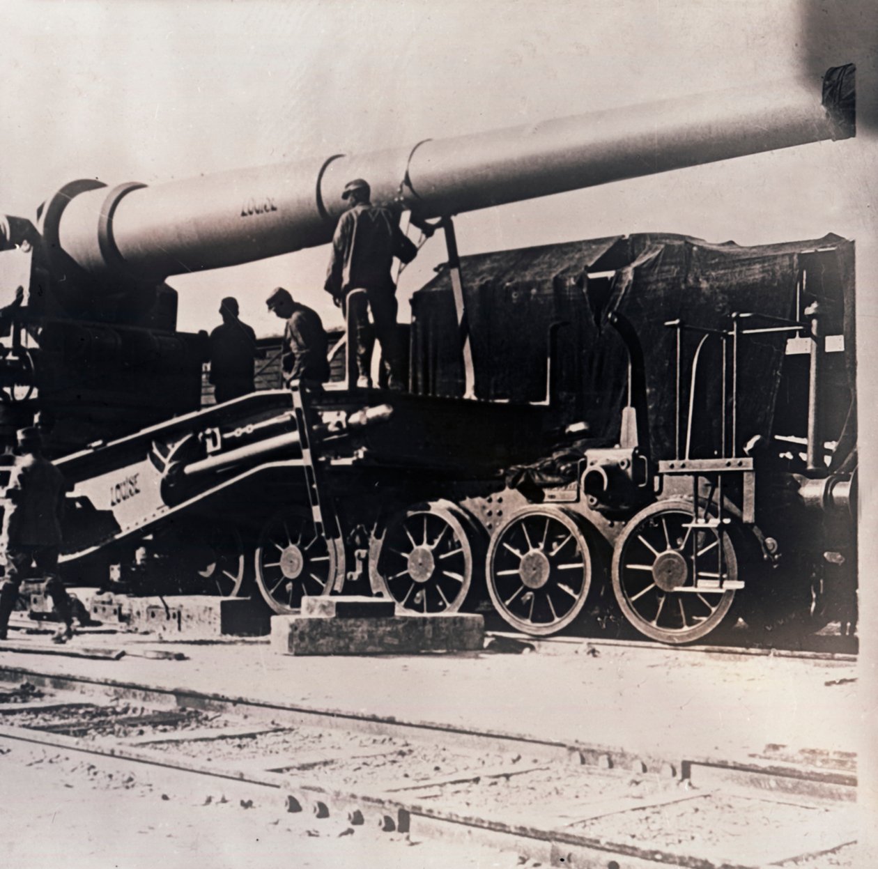 Tungt artilleri på et tog, c1914-c1918 af Unbekannt