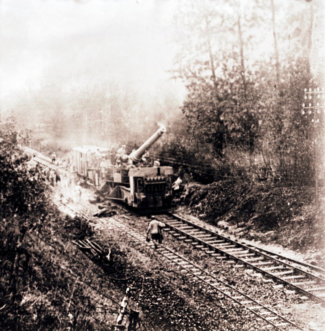 Tungt artilleri på jernbanespor, c1914-c1918 af Unbekannt