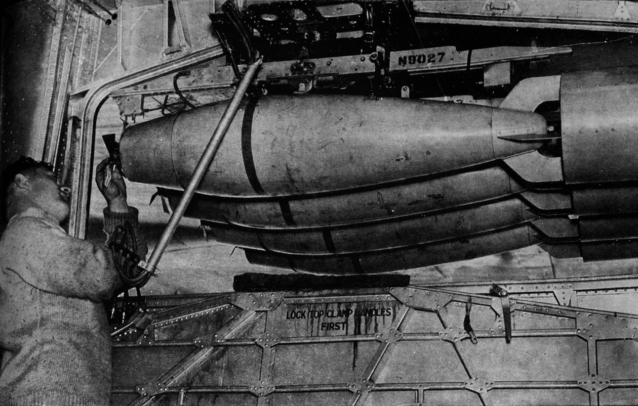 Tunge bomber i stativerne på en RAF Short Sunderland flyvebåd, c1940 1943 af Unbekannt