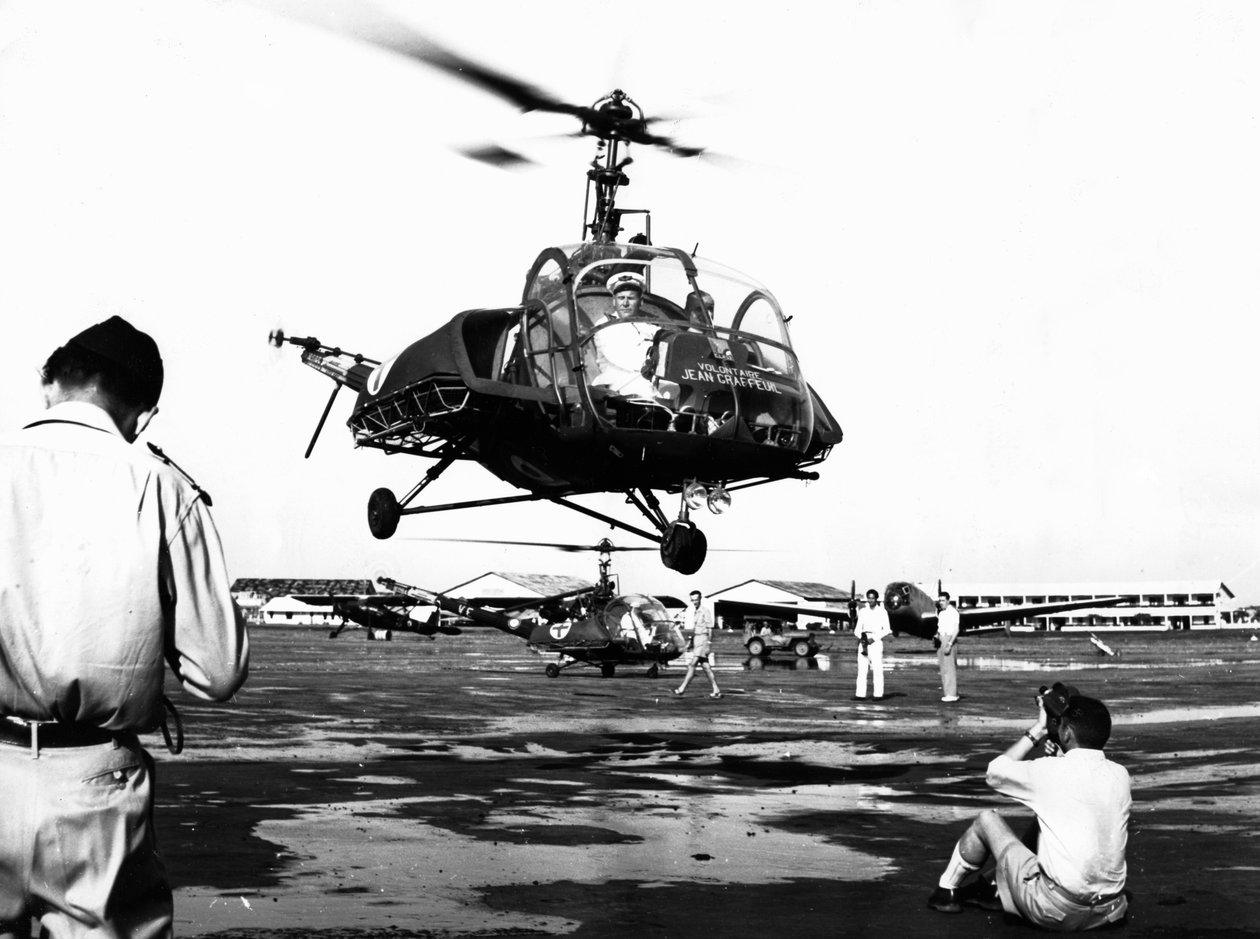 Helikopterlander ved Tan Son Nhut Air Base, Saigon, Vietnam, 1953 af Unbekannt