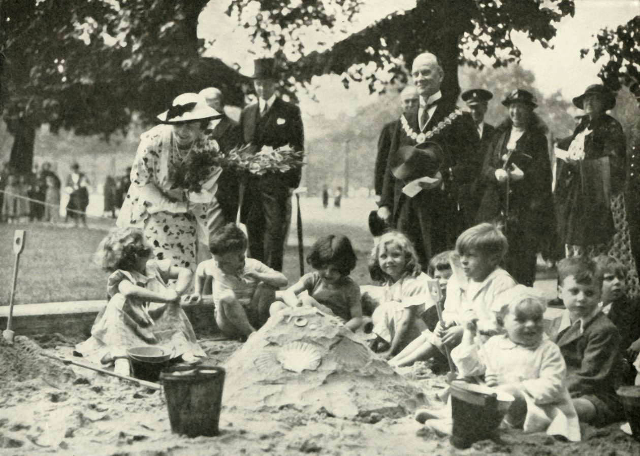 Hendes Majestæt ..., på den nye legeplads på stedet for Old Foundling Hospital, 1936, 1937. af Unbekannt