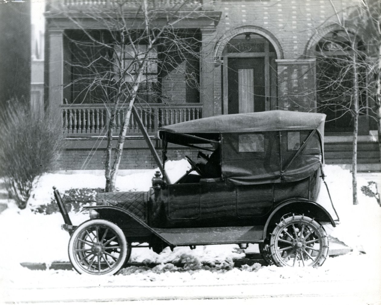 Hermann von Schrenk i en Ford fra 1916 foran sit hus på 4139 McPherson, St.Louis, Mo af Unbekannt