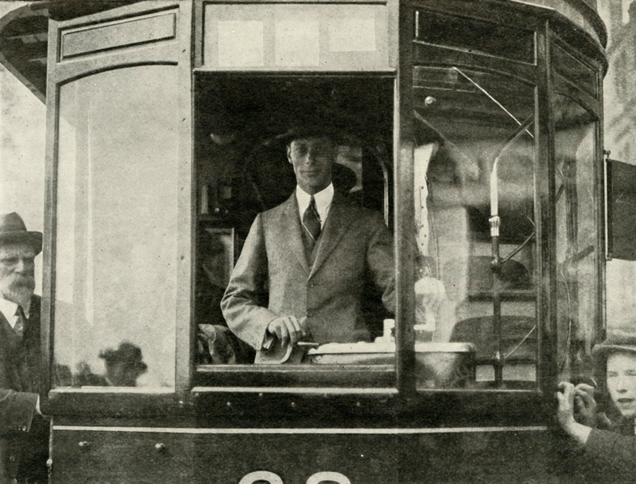 Hans Majestæt kører i en sporvogn gennem Glasgows gader ..., 1924, 1937. af Unbekannt