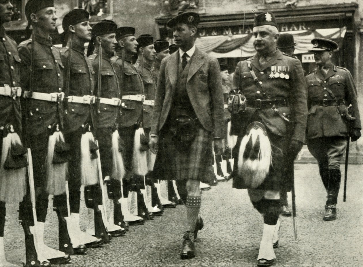 Hans Majestæt inspicerede The Guard Of Honor Of The Black Watch i Perth i august 1935. af Unbekannt