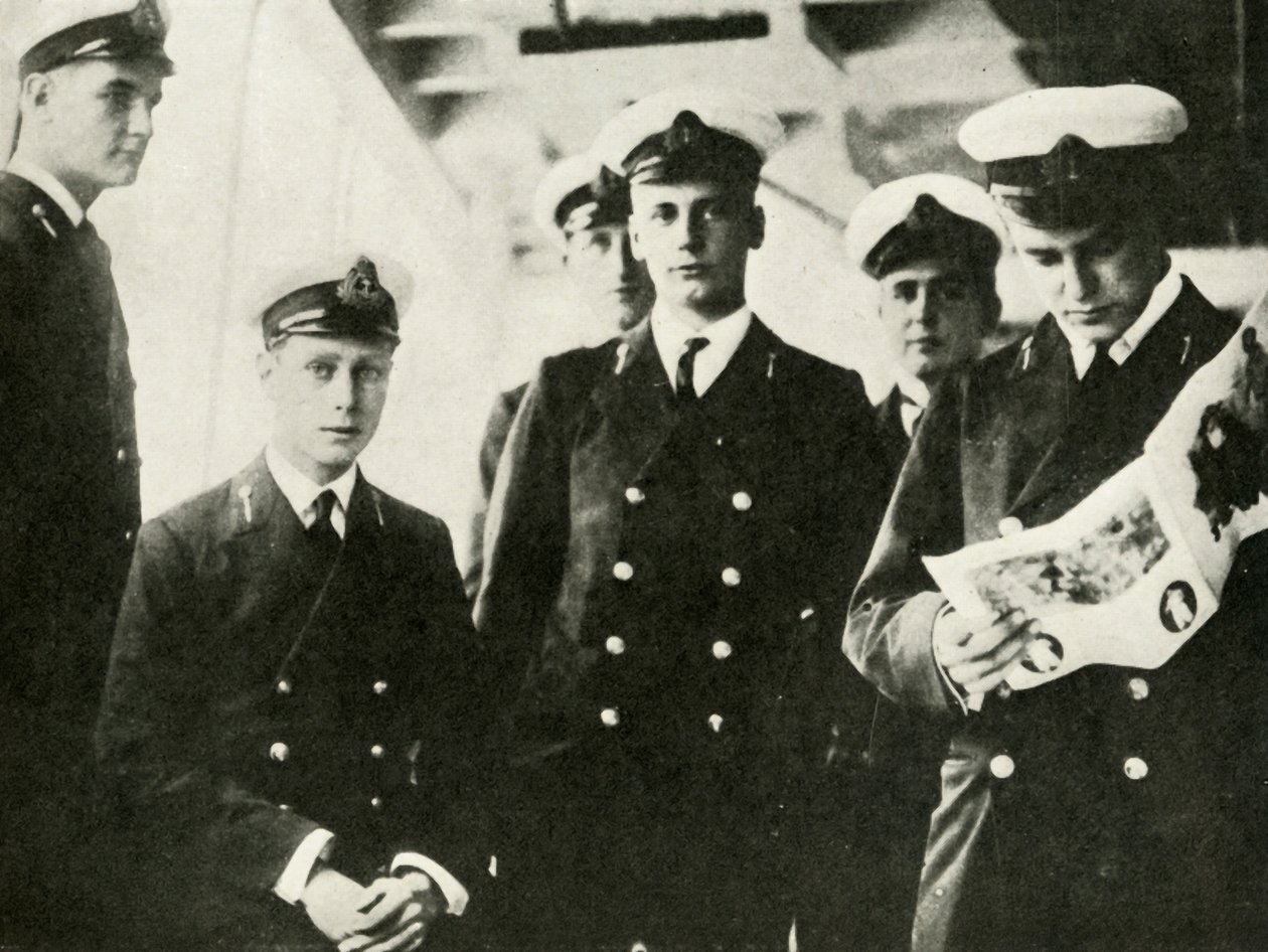 Hans Majestæt siddende blandt hans medkadetter, c1910