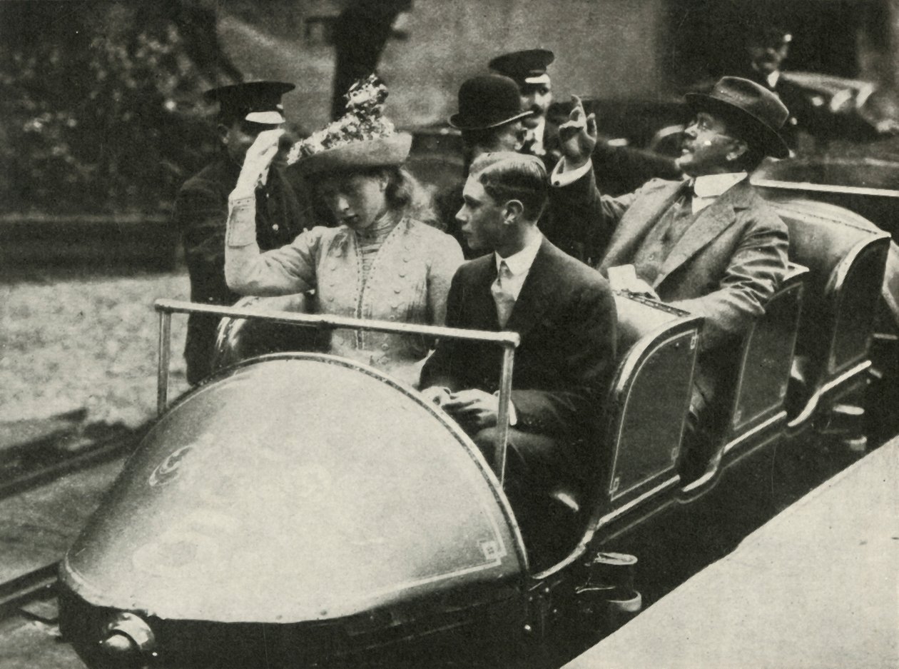 Hans Majestæt og Prinsesse Mary på Alpine Railway, Earls Court Exhibition, 1913, 1937. af Unbekannt