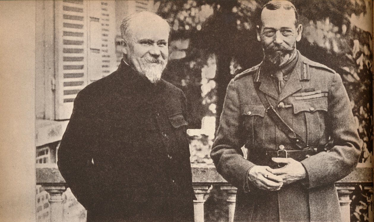 Hans Majestæt med præsident Poincare ved det britiske hovedkvarter i Frankrig, c1916, 1935. af Unbekannt
