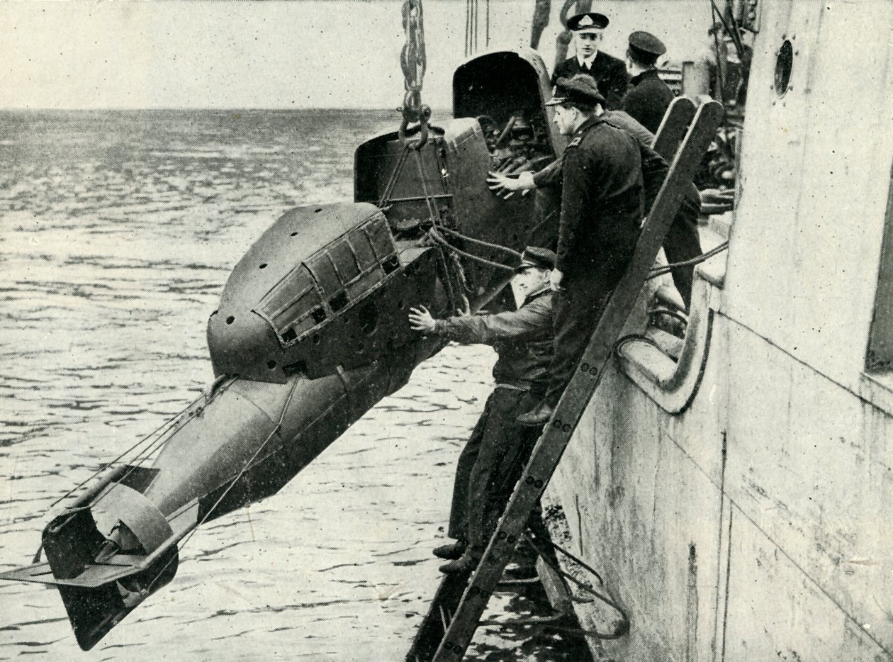 Hejsning af en vognbemandet torpedo om bord på et skib, Anden Verdenskrig, 1945. af Unbekannt