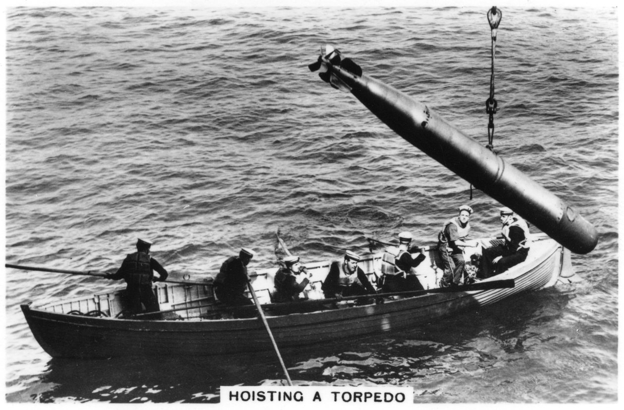 At hejse en torpedo, HMS Courageous, 1937 af Unbekannt
