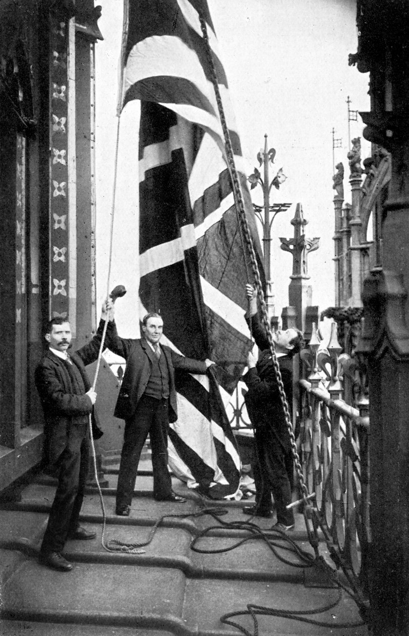 Hoisting the Union Jack, Houses of Parliament, Westminster, c1905 af Unbekannt