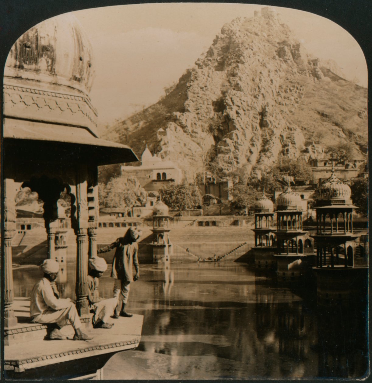 Holy Tank of Alwar, omgivet af paladser og helligdomme, en scene med overvældende skønhed, Indien, 1907 af Unbekannt