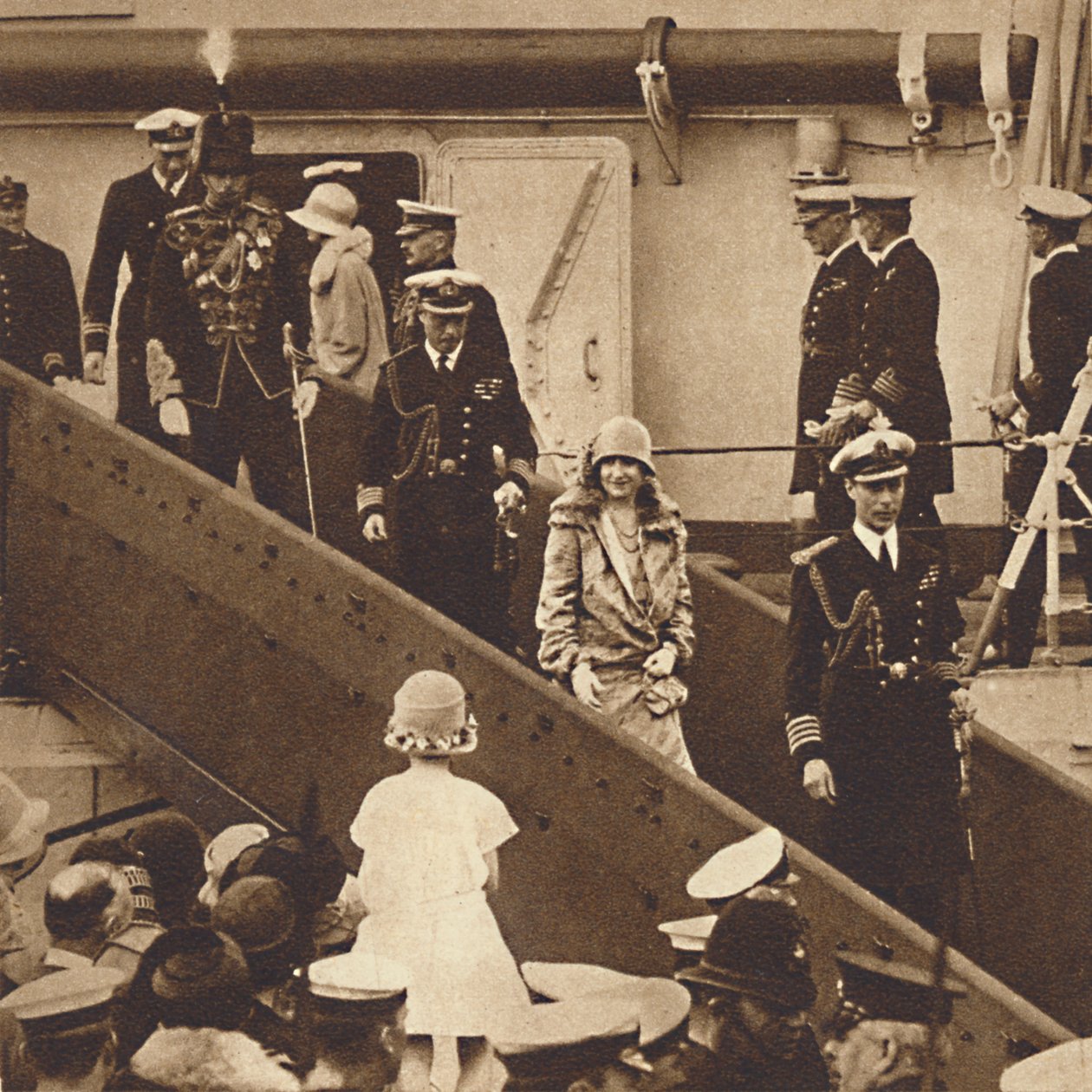 Hjemme igen - Hertugen og hertuginden lander i Portsmouth 27. juni 1927, 1937 af Unbekannt
