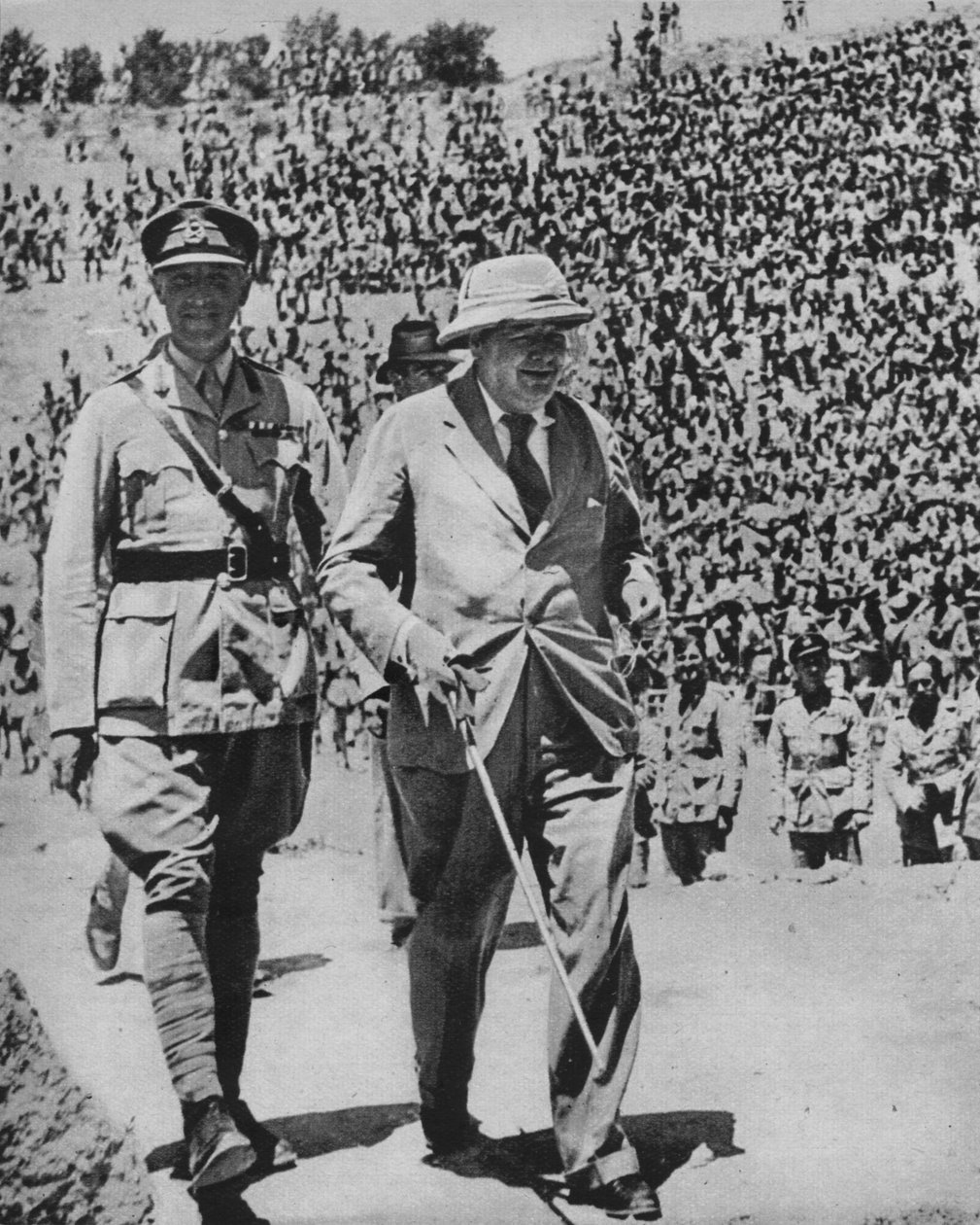 Hjem via slagmarkerne - Mr. Churchill i det antikke romerske amfiteater i Kartago, 1943-44 af Unbekannt